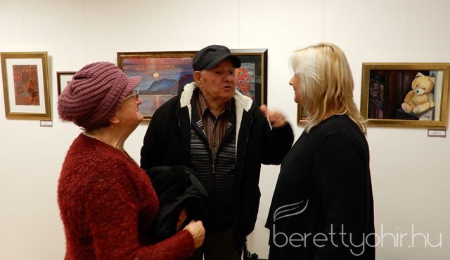 Fellobant az első gyertya lángja 42